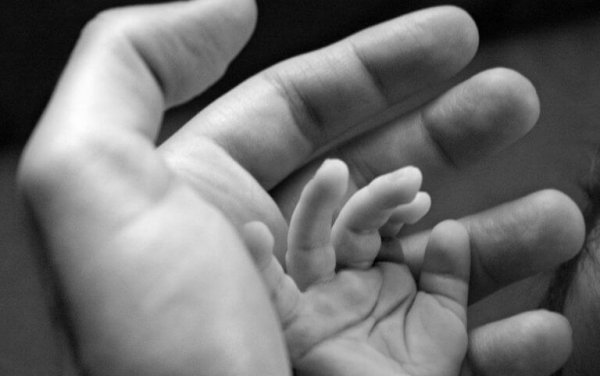 Babyhånd i voksen hånd