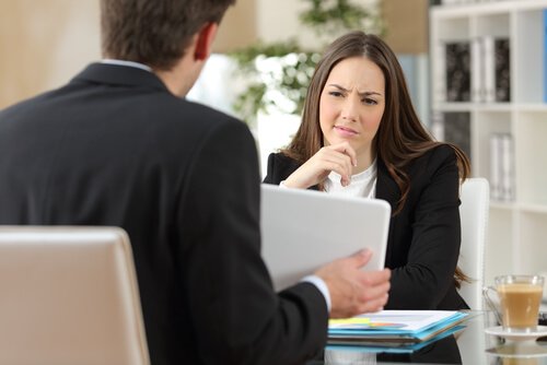 Kvinde med bedragersyndrom er skeptisk til jobsamtale