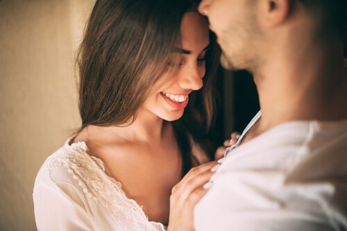 Grin med din partner for at forbedre dit seksuelle forhold