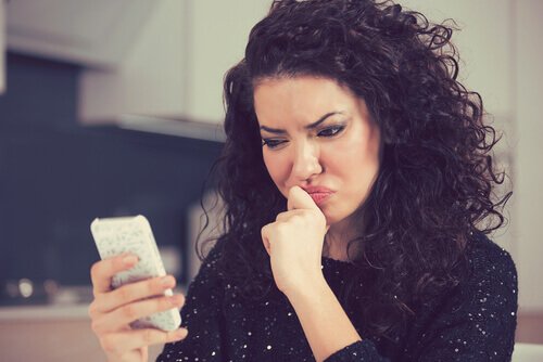 Kvinde med telefon er spektisk på grund af breadcrumbing