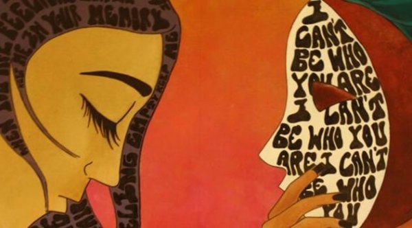 Kvinde rører ved digt