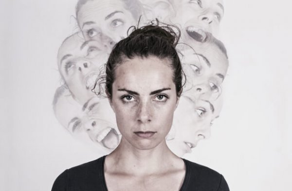 Kvinde med dissociativ identitetsforstyrrelse