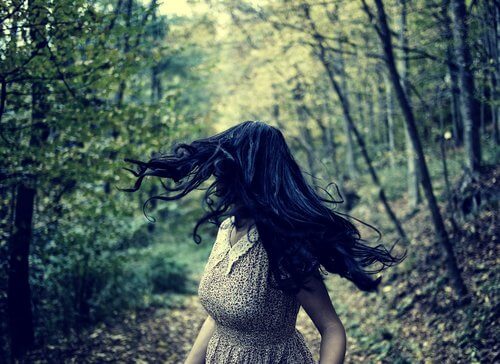 Kvinde i skov løber væk fra fantasier