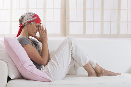 Kvinde tager sig selv til hoved i kampen mod kræft