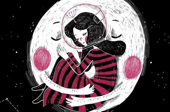 Kvinde krammer måne