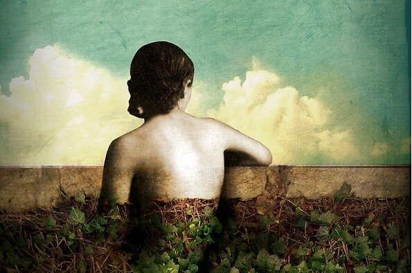 Kvinde fanget af planter