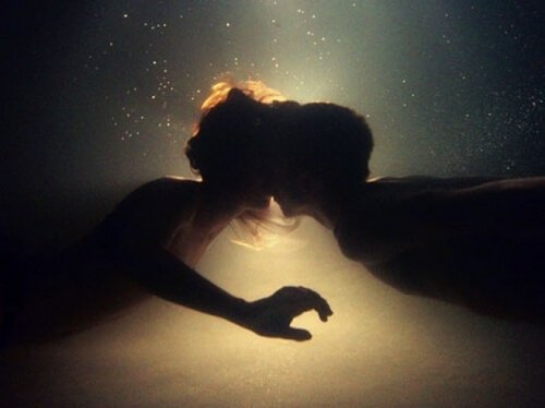 Par kysser under vand