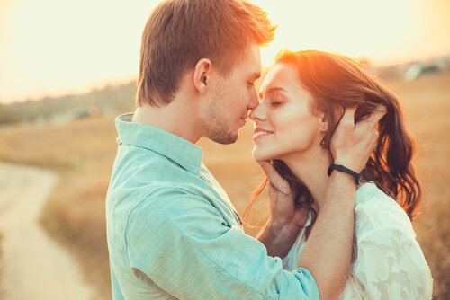 Par, der kysser, oplever fordelene ved oxytocin