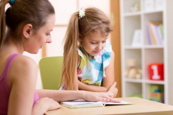 Pige lærer at læse
