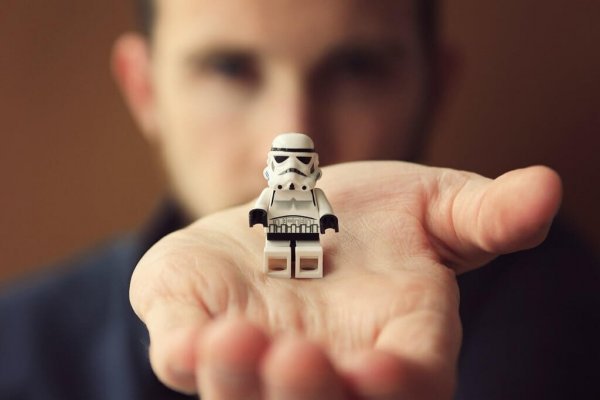 Legomand i hånd