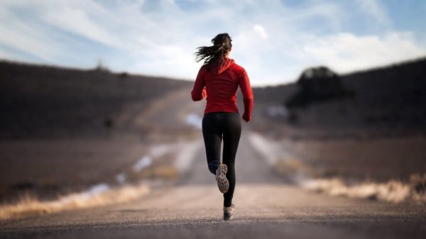 Kvinde løber på vej