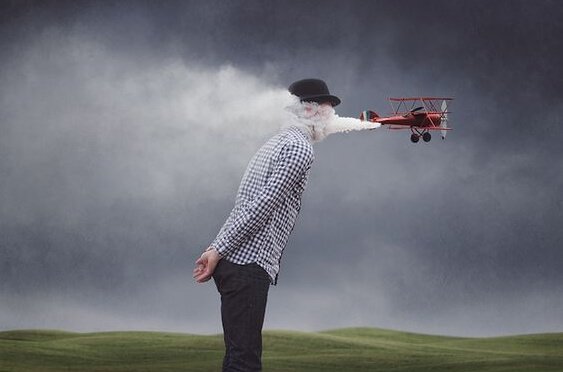 Mand får røg fra flyvemaskine i hovedet