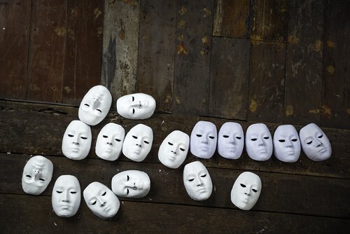 Ens masker ligger på gulv for at illustrere ansigtsblindhed