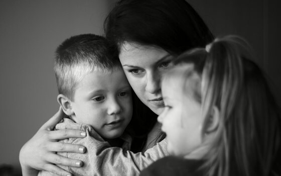 Mor i dysfunktionel familie krammer børn