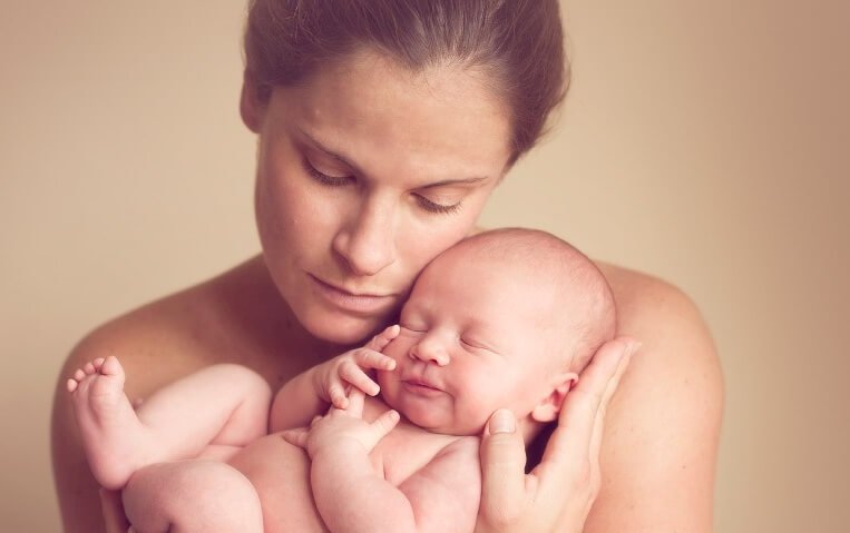 Mor krammer sin baby