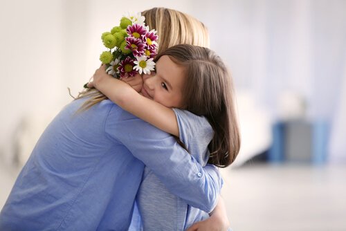 Mor krammer datter i et forhold, hvor man ikke ved, om man skal være mor eller ven