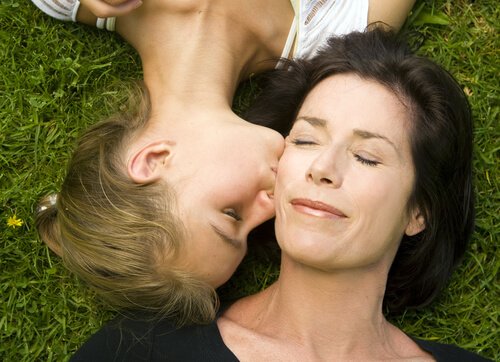 Datter kysser mor i et forhold, hvor man ikke ved, om man skal være mor eller ven