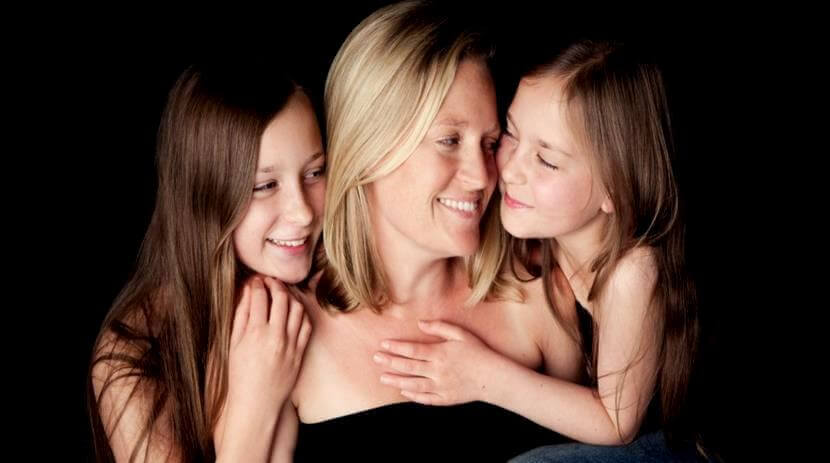 Mor og døtre smiler sammen
