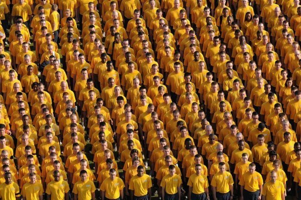 Munke i ens tøj illustrerer social identitet
