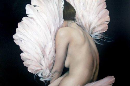Nøgen kvinde med vinger ønsker at acceptere sin egen krop
