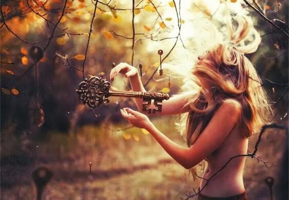 Kvinde med nøgle i skov accepterer livets konsekvenser