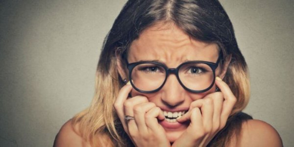 Nervøs kvinde med tilpasningslidelse bider negle