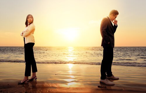 Par på strand skændes som følge af usikker-ambivalent tilknytning