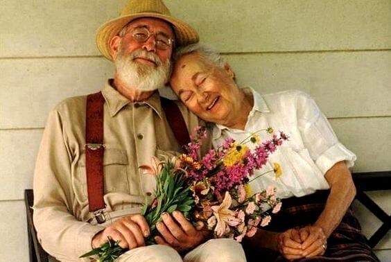 Lykkeligt ældre par