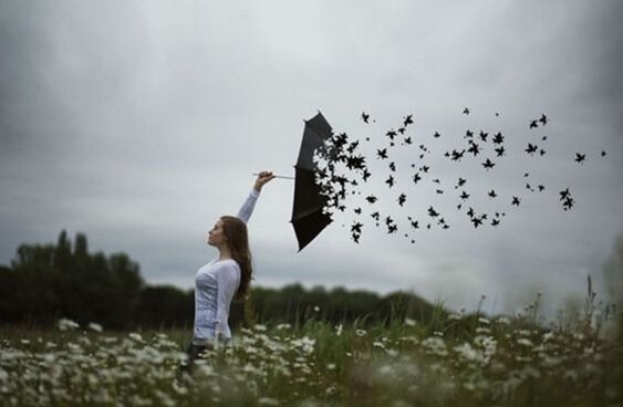 Kvinde med paraply, der bliver til blade