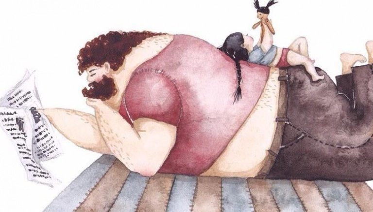 Pige leger på fars ryg