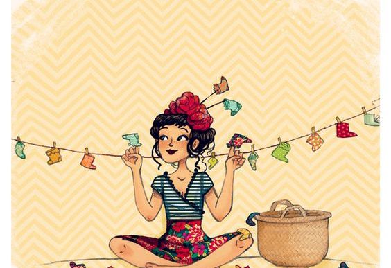 Pige sidder blandt vasketøj