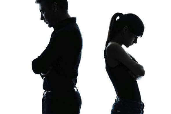 Far står med ryg mod rebelske teenagere