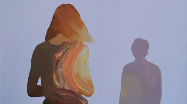 Silhuet af kvinde foran mand