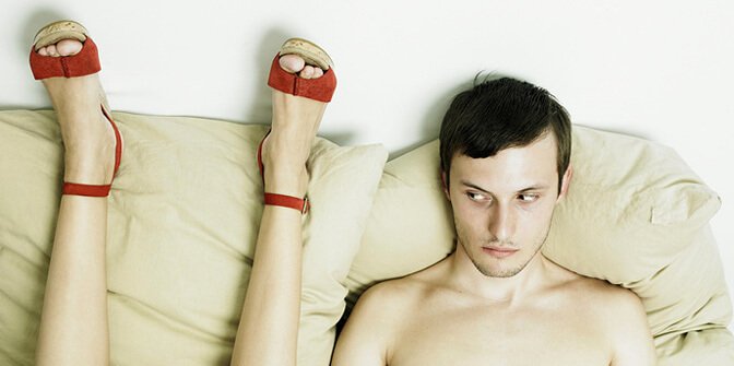 Mand lader sig irritere af kvindes sko i seng