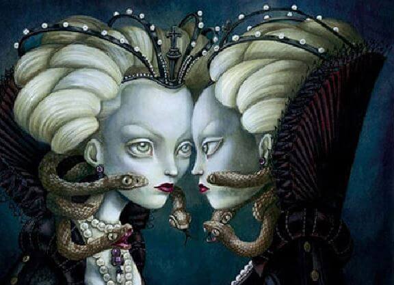 Kvinde med slanger føler skyld over ondskab