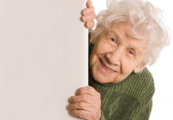 Det er vigtigt at respektere ældre, ligesom denne smilende kvinde