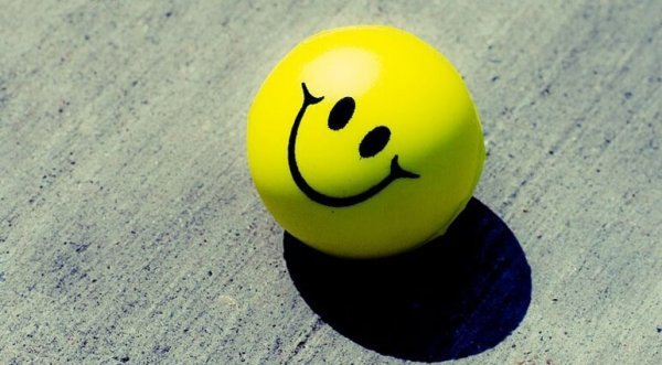 Smiley symboliserer positiv attitude på arbejdspladsen