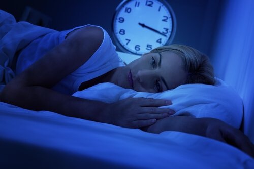 Kvinde i seng kan ikke sove