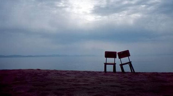 To stole foran hav illustrerer ensomhed