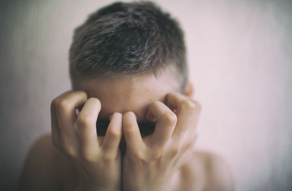 Person, der døjer med humørsvingninger, tager sig til hoved