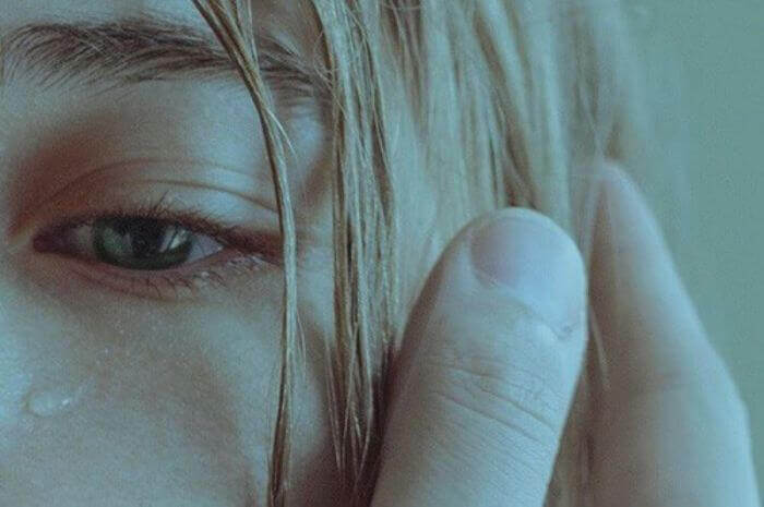 Tåre på kvindes kind er på grund af psykologisk misbrug
