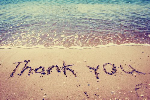 Man kan dyrke taknemmelighed ved at skrive "tak" i sandet