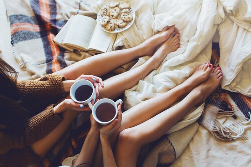Kaffe i sengen er godt til at sidde og tale og lytte