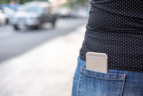 Person med smarttelefon i lommen