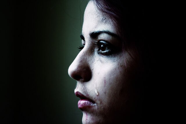 Trist kvinde græder