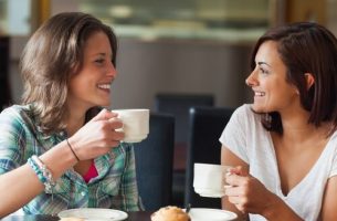 Veninder nyder aktiv lytning over kaffe