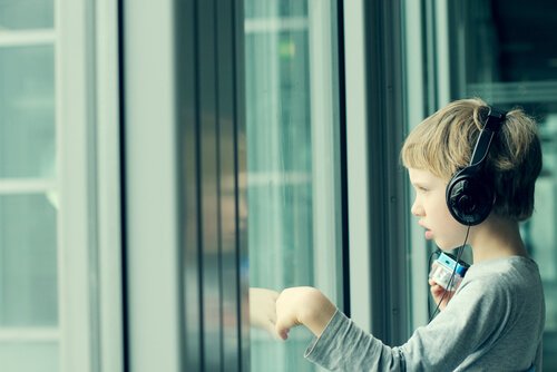 Barn ser ud af vindue og oplever effekten af musik