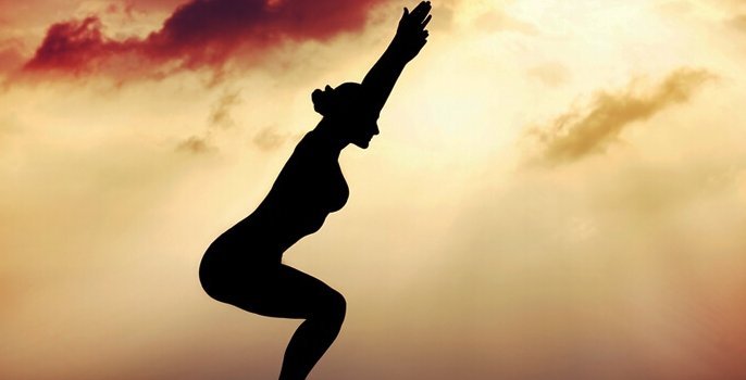 Silhuet af kvinde, der dyrker tai chi