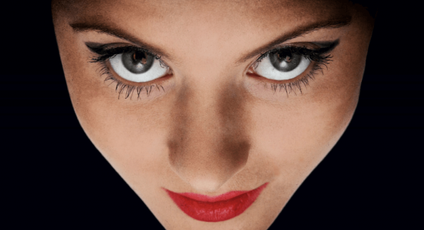 Kvinde har intens øjenkontakt med kamera