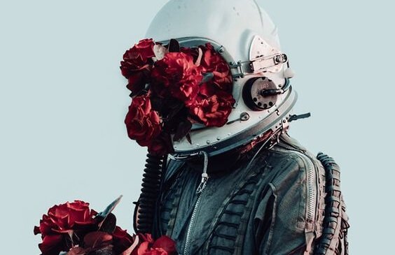 Astronaut med blomster foran hjelm